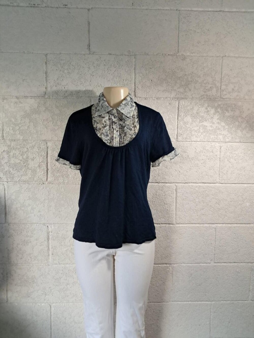 COMO Women’s Size Large Navy Blue Floral Collared Ruffle Rayon Nylon Top